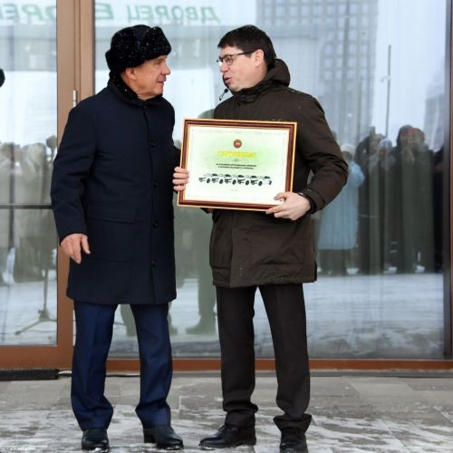Рустам Минниханов передал автомобили редакциям «ТАТМЕДИА»