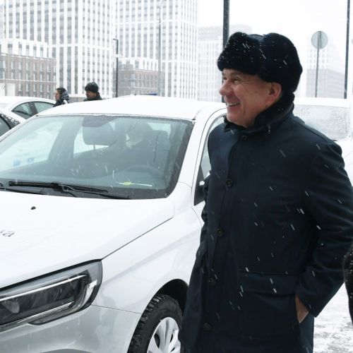 Рустам Минниханов передал автомобили редакциям «ТАТМЕДИА»