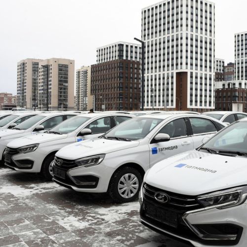 Рустам Минниханов передал автомобили редакциям «ТАТМЕДИА»