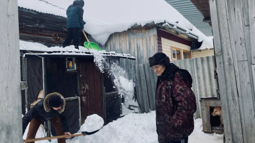Студенты очистили крышу от снега отцу бойца СВО