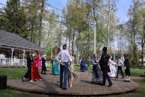 В Долгой Поляне танцевали полонез