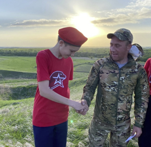 Юнармейцы поздравили сельчан с Победой солдатскими треугольниками