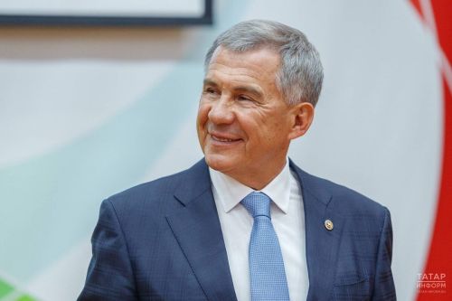 Рустам Минниханов передал 105 автомобилей сельхозорганам на выставке «Агроволга 2025»