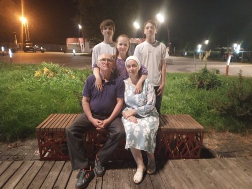 В благодарность за сына подарил золотое колечко и фикус