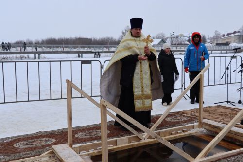 Крещенская традиция жива: многие жители Тетюш окунулись в священную воду
