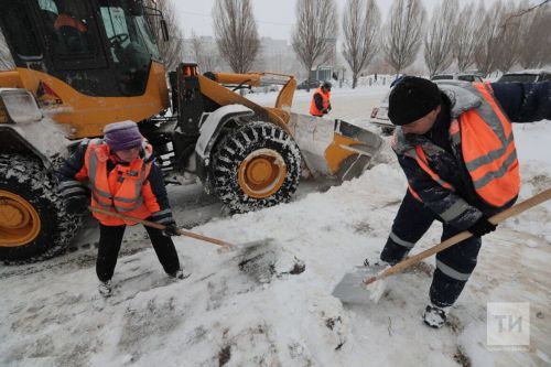 В Татарстане на борьбу со снегом вышли 340 единиц спецтехники