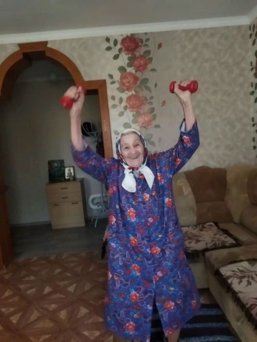 Собирают грибы, занимаются спортом