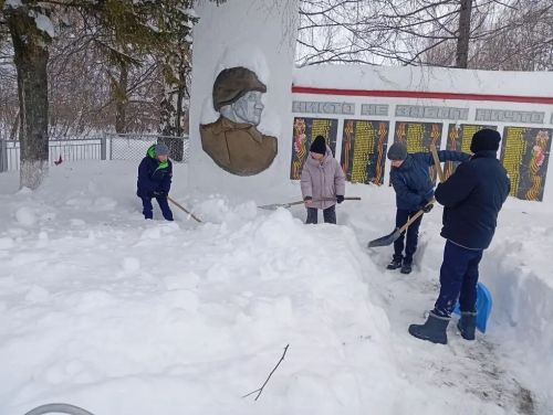 В Тетюшском районе юнармейцы очистили обелиск
