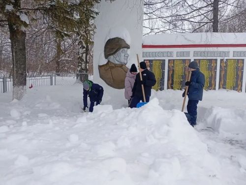 В Тетюшском районе юнармейцы очистили обелиск