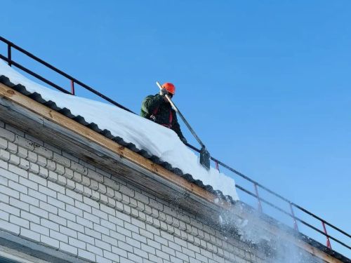В Тетюшах идёт очистка кровли многоквартирных домов и административных зданий от снега