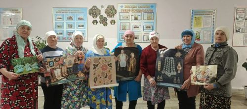 Тематический час «В национальных узорах — история народа» провели в Больших Тарханах