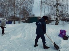 Молодежь помогает пожилым жителям Тетюш справиться со снегопадом