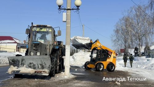 В Тетюшах продолжается вывоз снега с улиц