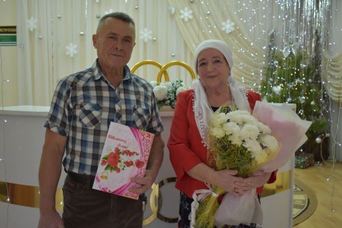 Подарил невесте гармонь
