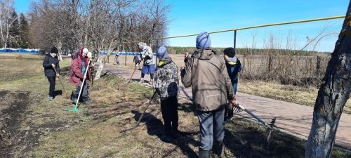 Субботник в Тоншерминской СОШ: вместе за чистоту и красоту!