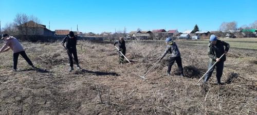 Субботник в Тоншерминской СОШ: вместе за чистоту и красоту!