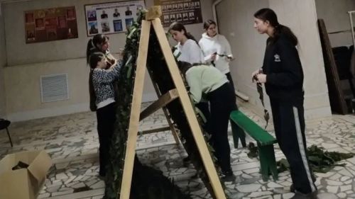Школьники Урюмской СОШ плетут маскировочные сети для бойцов СВО