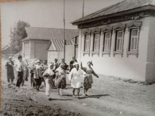 За невестой снаряжали лошадь