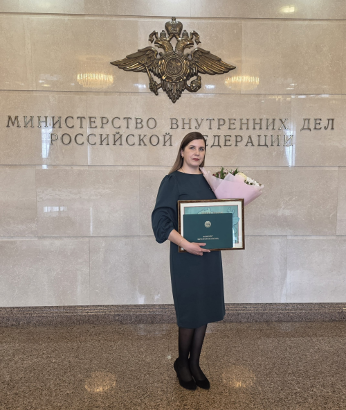 Воспитывает подрастающее поколение