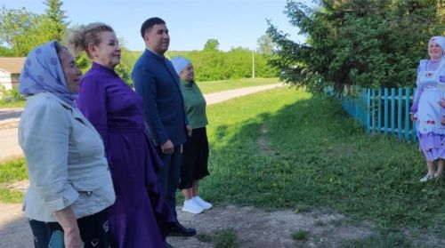 Зур Әтрәч авылына Данис Шакиров килде