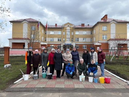 Субботник в Тетюшах: ученики и педагоги навели порядок на территории