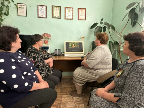 В Урюмской библиотеке прошёл патриотический час «Женщина и война»