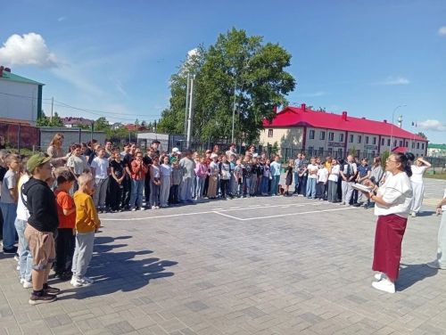 Балалар мәктәп яны лагеренда ял итә