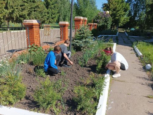 Ученики Урюмской школы взялись за благоустройство территории