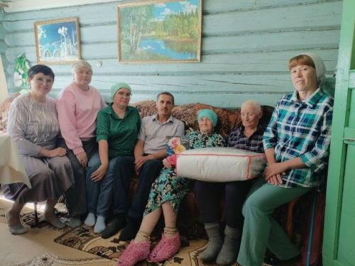 Односельчане поздравили жительницу Алабердина с 80-летием