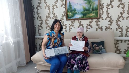 Жительницу Красных Тархан поздравили с 90-летием