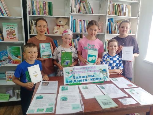 Зур Әтрәч китапханәсендә авылның яшь талантлары белән танышу үткән