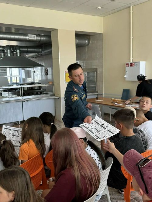 Инспекторы МЧС провели урок безопасности для детей в лагере «Чайка» в Тетюшском районе