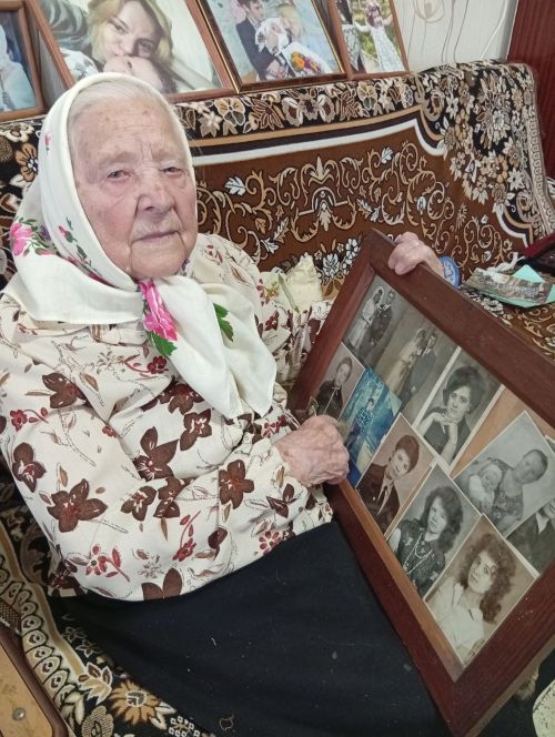 Я несла хлеб, а братишка плясал от радости