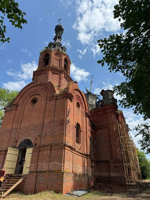 В селе Удельное Нечасово спустя десятки лет прошла первая Литургия в Троицком храме