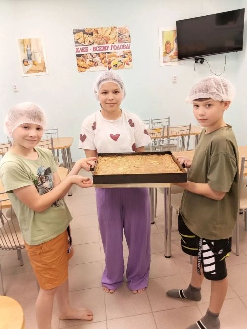 Балалар шарлотка әзерләделәр