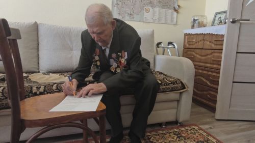 102‑летний ветеран Авдонин проголосовал на выборах в Госдуму
