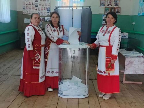 Тәтеш районы мәдәният учреждениеләре хезмәткәрләре милли киемнәр киеп тавыш бирде