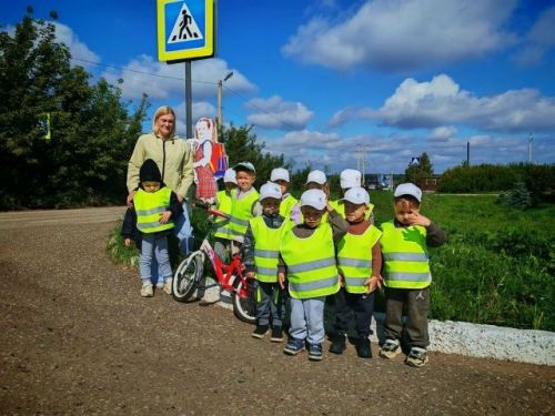 В Тетюшах детсадовцы закрепили правила перехода дороги на экскурсии с инспектором ГИБДД
