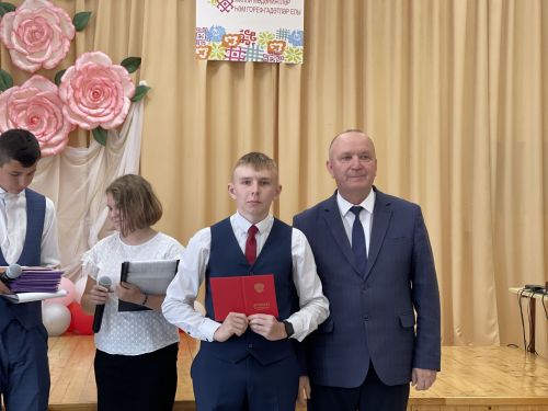 Девятиклассники получили аттестаты