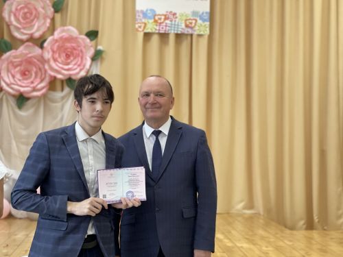 Девятиклассники получили аттестаты