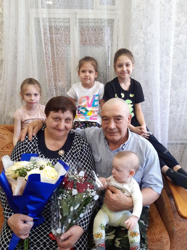 Бабушка Альфинур и дедушка Альфред с внуками Камилла, Азалия, Самира и Эмиль