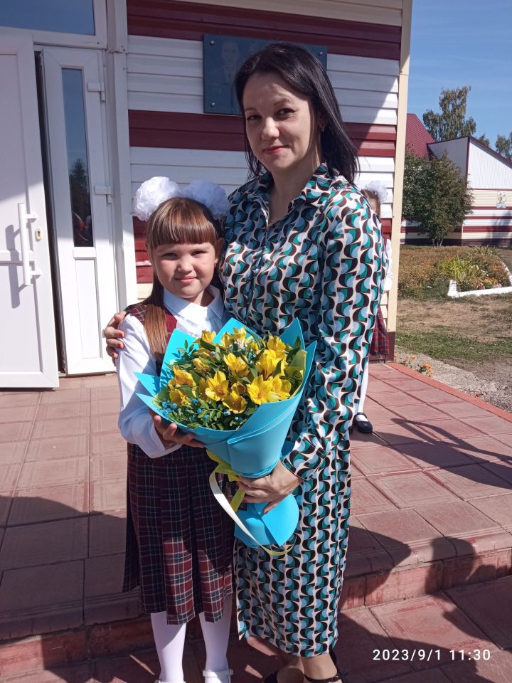 Емельянова Эльза и первая учительница Ислюкова Татьяна Вячеславовна