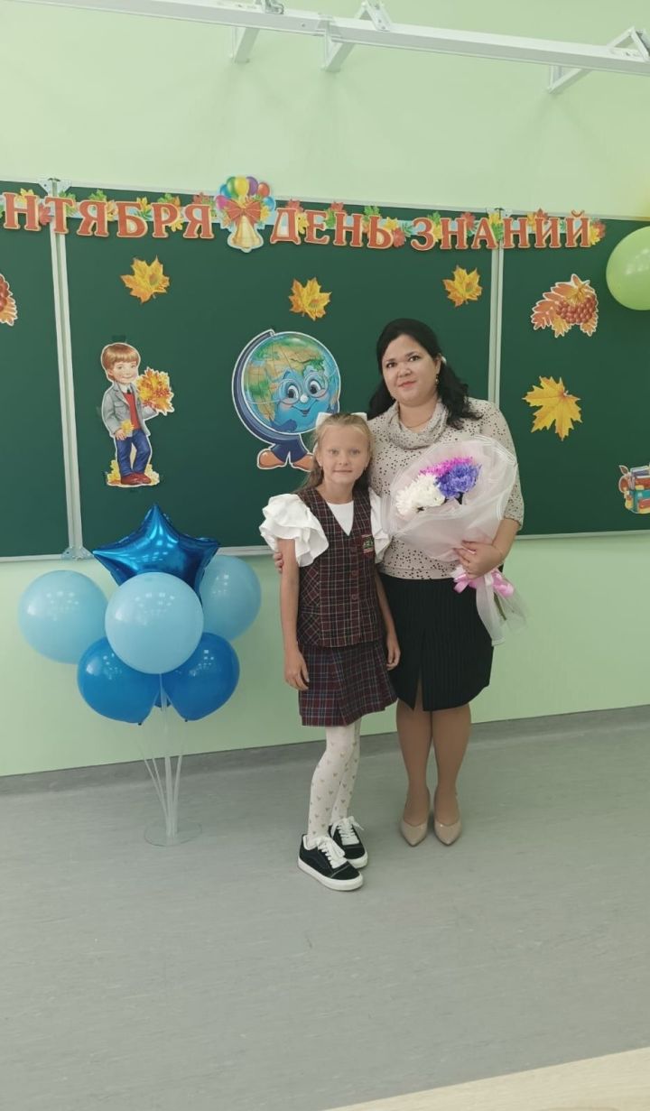 Я-Кувшинова Софья и моя первая учительница Минаева Диана Дамировна."Тетюшская школа N2" имени А. А Соколовского