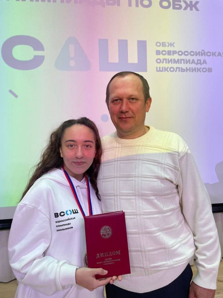 Похлебкин Алексей Владимирович, учитель ОБЖ Тетюшской СОШ №2 со своей ученицей Россеевой Ю. А., выпускницей 2024 г.