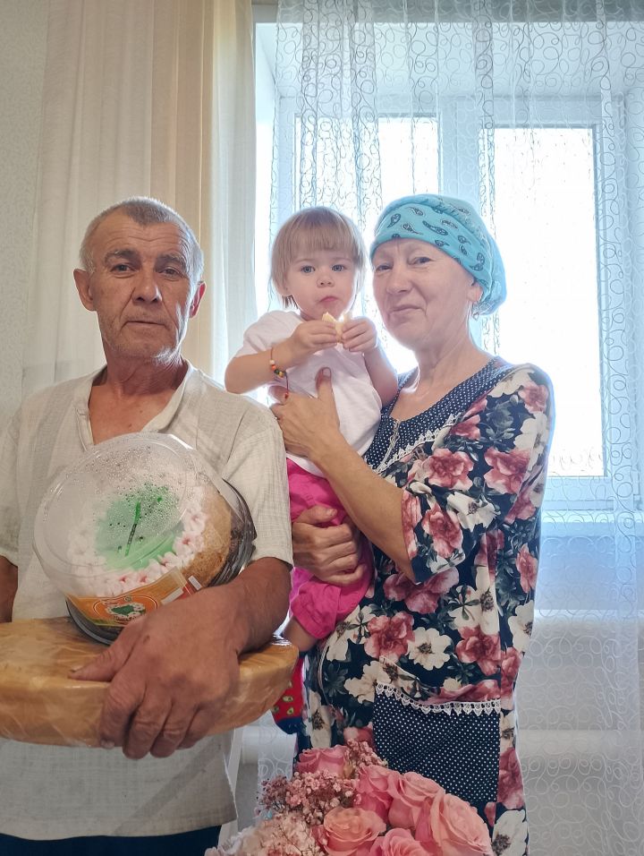 Диляра: Очень люблю своих бабулю и дедулю, они моë всë