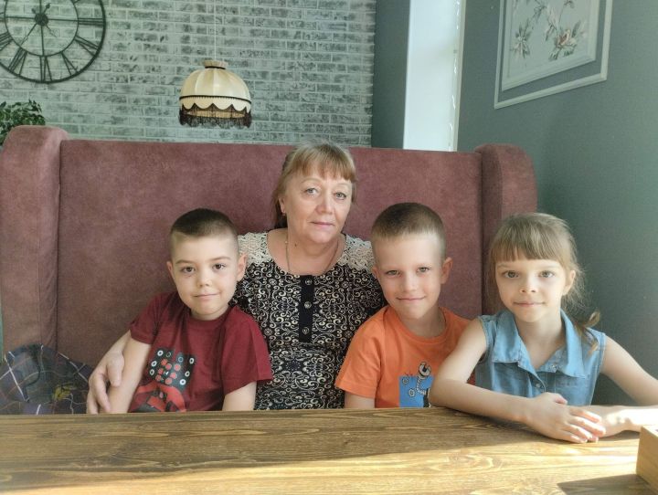 Нина Овчинникова со своими внуками