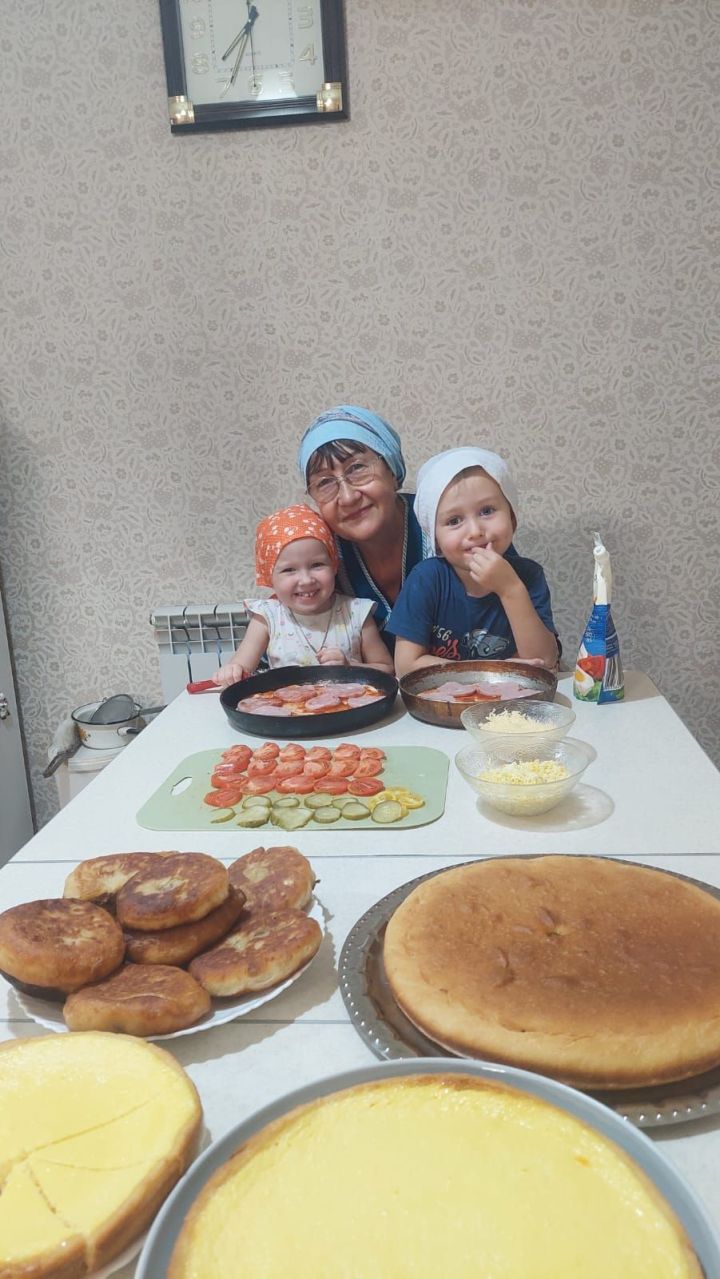 Косова Валентина и её внуки Кирилл и Лерочка пекут вкуснейшие пироги)