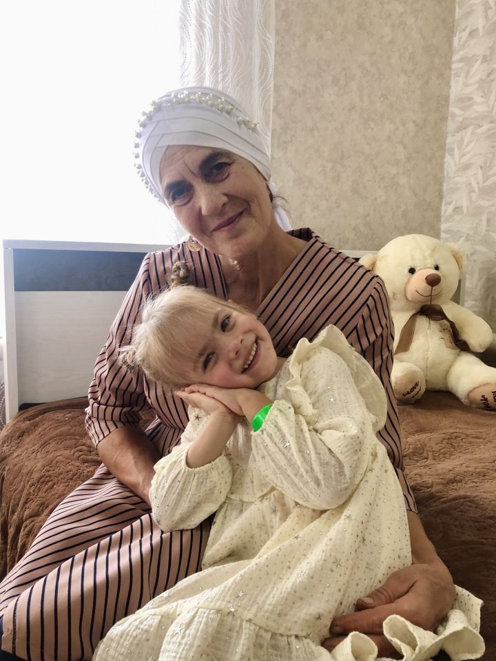 Гильмутдинова Милауша со своей внучкой Аминой