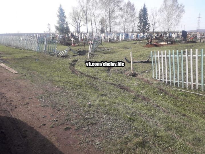 В Татарстане  девушка на авто протаранила забор кладбища и погибла