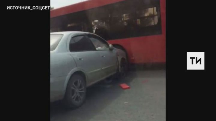 На видео попала авария с участием автобуса и легковушки у паромной переправы в Татарстане